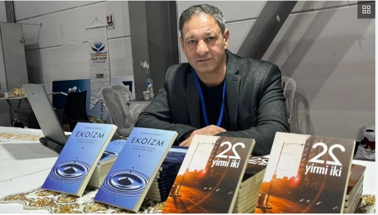 Ekrem Ciğerli, kitap fuarındaki standında Ekoizm ve 22 Yirmi İki kitaplarıyla
